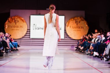 Ternopil, Ukrayna - 12 Mayıs 2017: traditi giyen moda modelleri