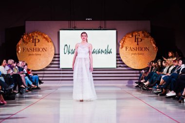 Ternopil, Ukrayna - 12 Mayıs 2017: traditi giyen moda modelleri