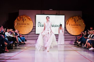 Ternopil, Ukrayna - 12 Mayıs 2017: traditi giyen moda modelleri