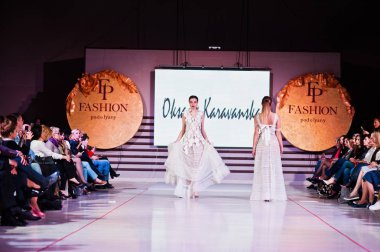 Ternopil, Ukrayna - 12 Mayıs 2017: traditi giyen moda modelleri