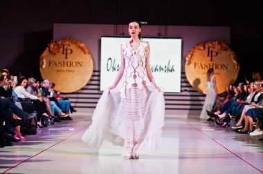 Ternopil, Ukrayna - 12 Mayıs 2017: traditi giyen moda modelleri