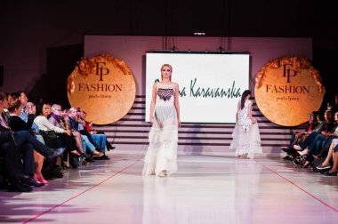 Ternopil, Ukrayna - 12 Mayıs 2017: traditi giyen moda modelleri