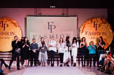 Ternopil, Ukrayna - 12 Mayıs 2017: Moda tasarımcıları, inci modelleri