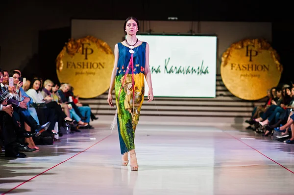 Ternopil, Ukraine - May 12, 2017: Fashion models wearing traditi — Stock Photo, Image