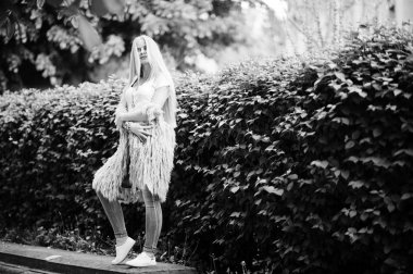 Şık sarışın kadın giyim jeans ve kız whit ile kolsuz