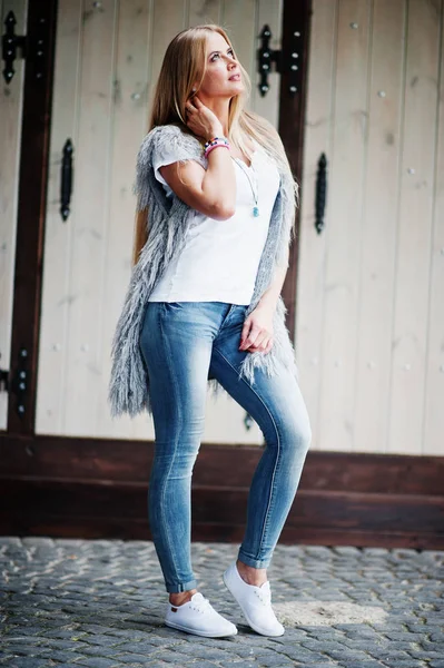 Stijlvolle blonde vrouw dragen op jeans en meisje mouwloos met whit — Stockfoto