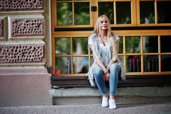 Snygg blond kvinna bära på jeans och flicka ärmlös med whit — Stockfoto