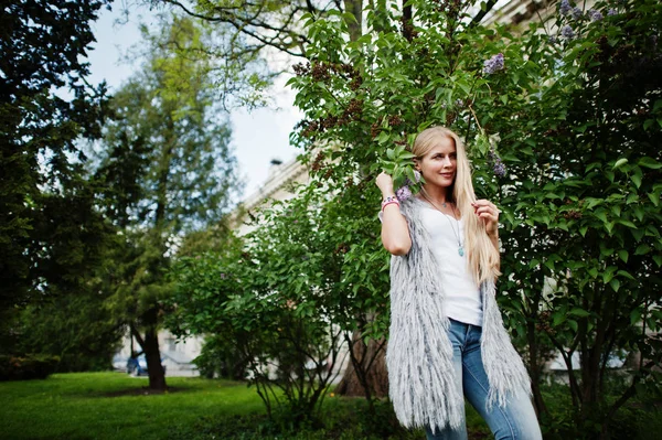 Stylische blonde Frau tragen Jeans und Mädchen ärmellose mit weißen — Stockfoto