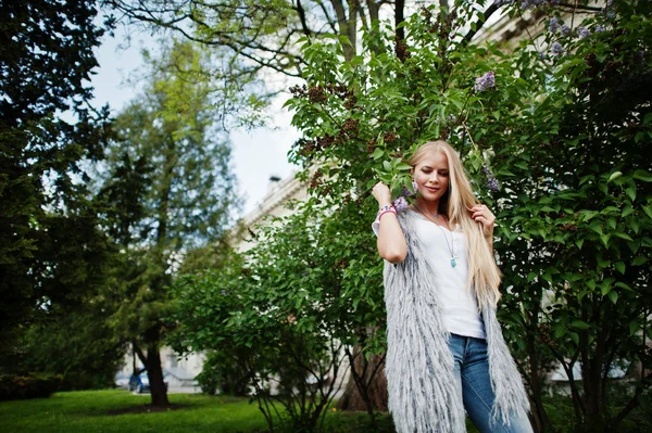 Stylish blonde woman wear at jeans and girl sleeveless with whit — Stock Photo, Image