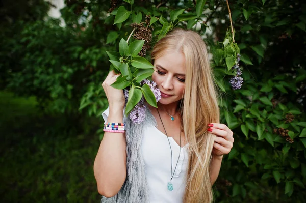 Femme blonde élégante porter au jeans et fille sans manches avec du blanc — Photo