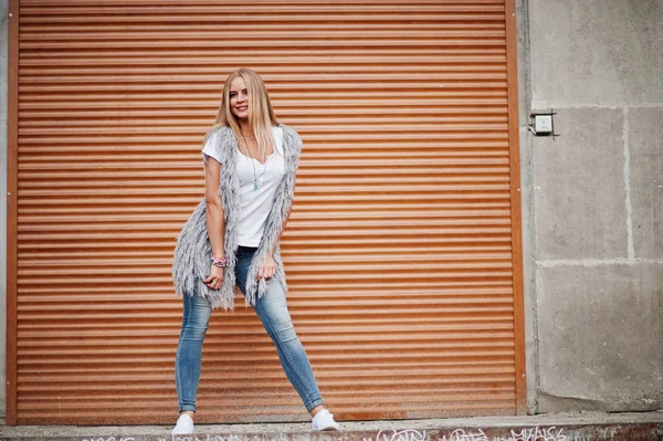 Stylische blonde Frau tragen Jeans und Mädchen ärmellose mit weißen — Stockfoto