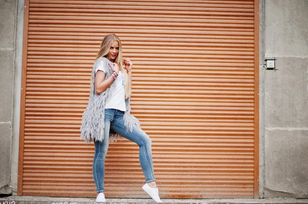 Stylische blonde Frau tragen Jeans und Mädchen ärmellose mit weißen — Stockfoto