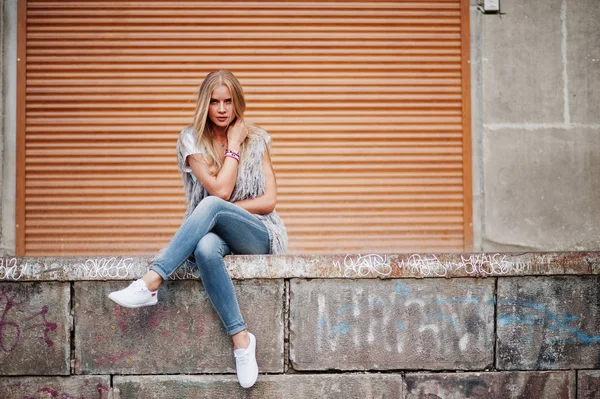 Стильна блондинка одягнена в джинси і дівчина без рукавів з білим — стокове фото
