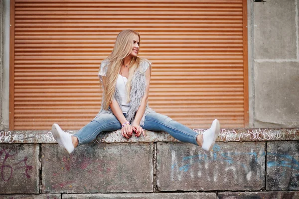 Elegante mujer rubia usar en jeans y chica sin mangas con whit — Foto de Stock