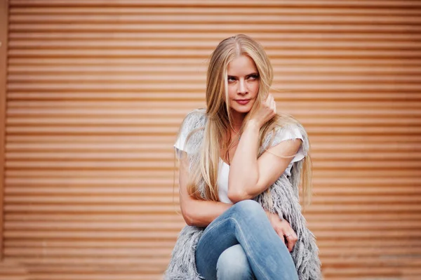 Elegantní blondýna žena nosí džíny a dívka bez rukávů s drobet — Stock fotografie