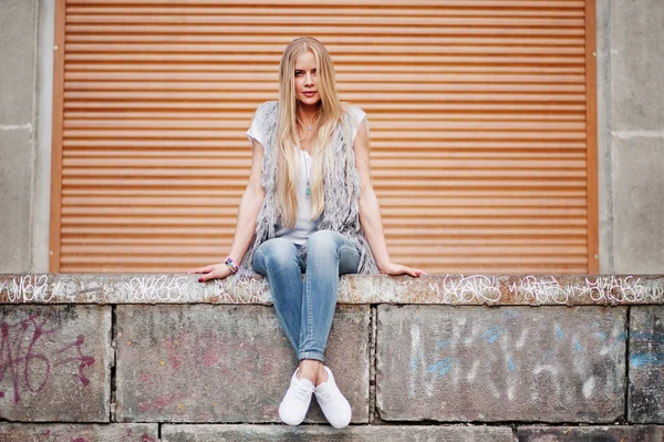 Stylische blonde Frau tragen Jeans und Mädchen ärmellose mit weißen — Stockfoto