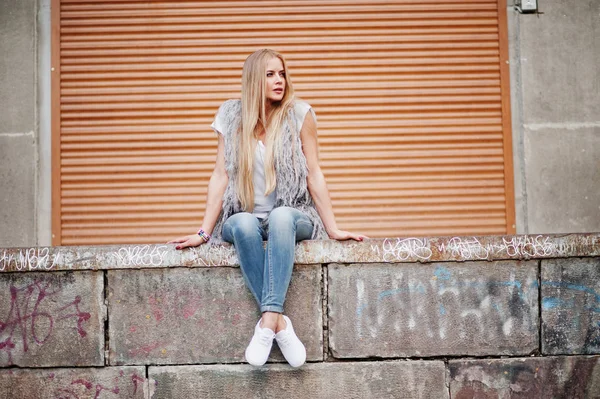 Snygg blond kvinna bära på jeans och flicka ärmlös med whit — Stockfoto