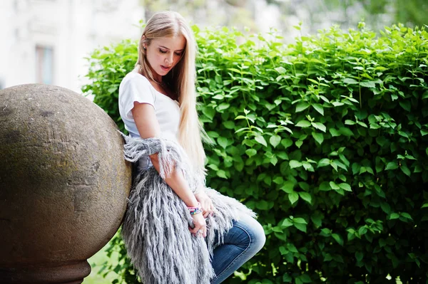 Stylische blonde Frau tragen Jeans und Mädchen ärmellose mit weißen — Stockfoto