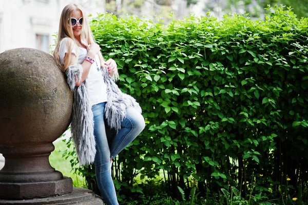Elegante ropa de mujer rubia en jeans, gafas de sol y manga de niña —  Fotos de Stock