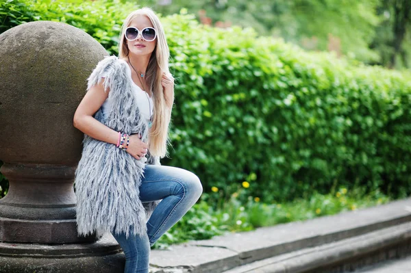 Femme blonde élégante porter au jeans, lunettes de soleil et fille manches — Photo