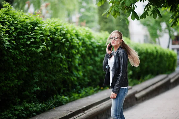 Elegante ropa de mujer rubia en jeans, gafas y chaqueta de cuero w — Foto de Stock