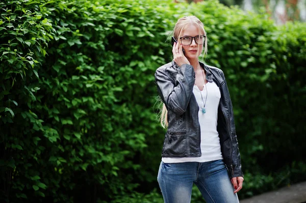 Mulher loira elegante usar em jeans, óculos e jaqueta de couro w — Fotografia de Stock