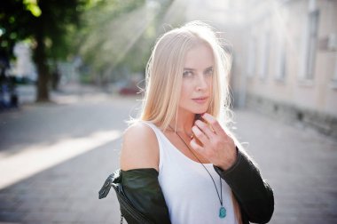 Şık sarışın Bayan giyimi, kot pantolon, güneş gözlüğü ve ceket poz verdi 