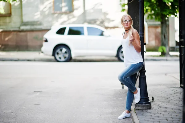 Snygg blond kvinna bära på jeans, Glasögon, choker och vita sh — Stockfoto