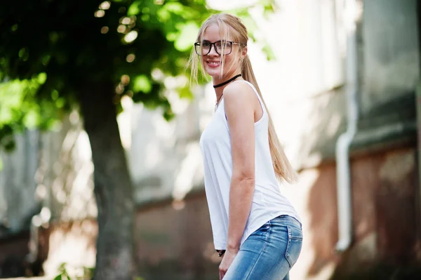 Elegante ropa de mujer rubia en jeans, gafas, gargantilla y sh blanco —  Fotos de Stock