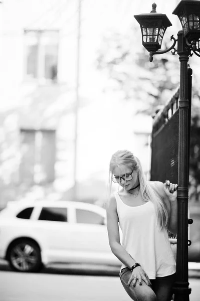 Stylowe dziewczyny Blondynka nosić dżinsy, Okulary, naszyjnik i białe sh — Zdjęcie stockowe