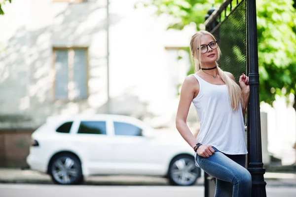 Elegante ropa de mujer rubia en jeans, gafas, gargantilla y sh blanco — Foto de Stock