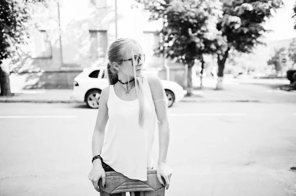 Şık sarışın kadın giyim jeans, gözlük, gerdanlık ve sh beyaz — Stok fotoğraf