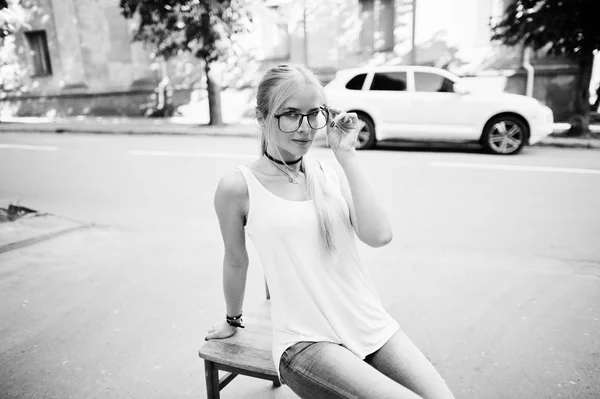 Snygg blond kvinna bära på jeans, Glasögon, choker och vita sh — Stockfoto