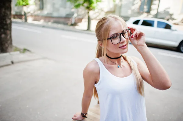세련 된 금발 여자 청바지, 안경, 초커 착용 하 고 화이트 쉬 — 스톡 사진