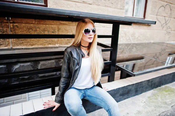 Stijlvolle blonde vrouw dragen op een jeans, suglasses, choker en leathe — Stockfoto
