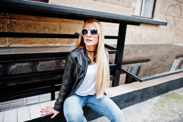 Стильная блондинка носит джинсы, сапоги, удушающие и листочки — стоковое фото