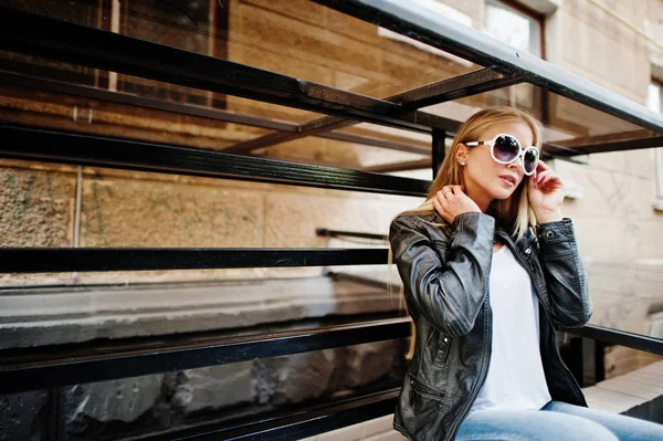 Snygg blond kvinna bära på jeans, suglasses, choker och läde — Stockfoto
