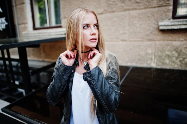 Elegante ropa de mujer rubia en jeans, gargantilla y chaqueta de cuero en —  Fotos de Stock