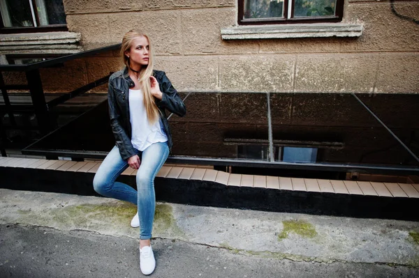 Snygg blond kvinna bära på jeans, choker och skinnjacka på — Stockfoto