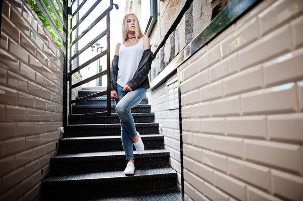 Stylische Blondine trägt Jeans, Choker und Lederjacke bei — Stockfoto