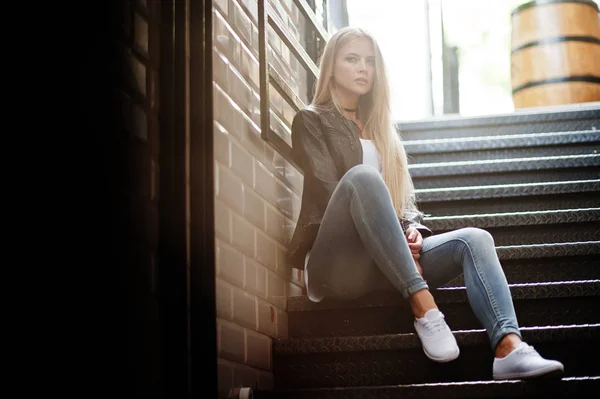 Elegante ropa de mujer rubia en jeans, gargantilla y chaqueta de cuero en —  Fotos de Stock