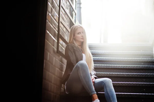 Mulher loira elegante usar em jeans, gargantilha e jaqueta de couro em — Fotografia de Stock