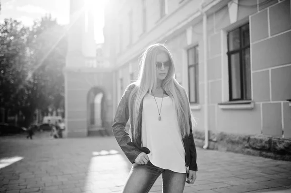 Femme blonde élégante porter au jeans, lunettes de soleil et veste posée — Photo
