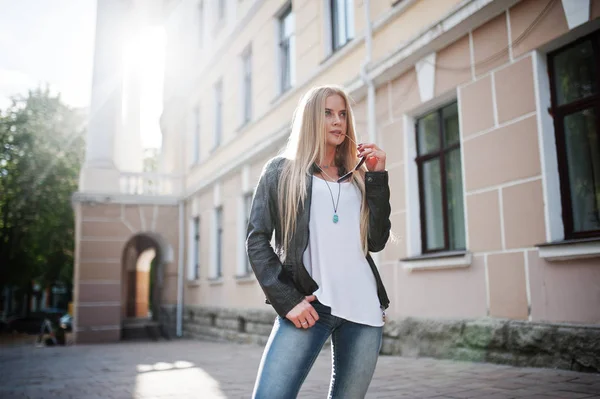 Stylowy Kobieta blonde nosić dżinsy, Okulary przeciwsłoneczne i kurtka stwarzane — Zdjęcie stockowe