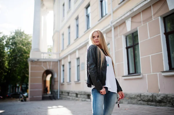 Mulher loira elegante usar em jeans, óculos de sol e casaco posou — Fotografia de Stock
