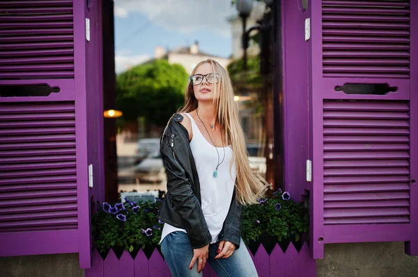 Stylische Blondine trägt Jeans, Brille und Jacke — Stockfoto