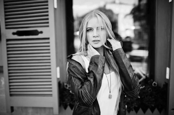 Nosić stylowe Kobieta blonde w dżinsy i kurtka stwarzane przy ulicy ag — Zdjęcie stockowe