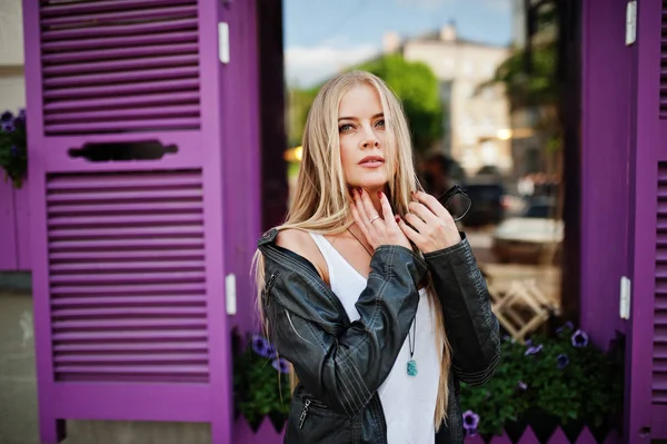 Elegante mujer rubia usar en jeans y chaqueta posado en la calle ag — Foto de Stock