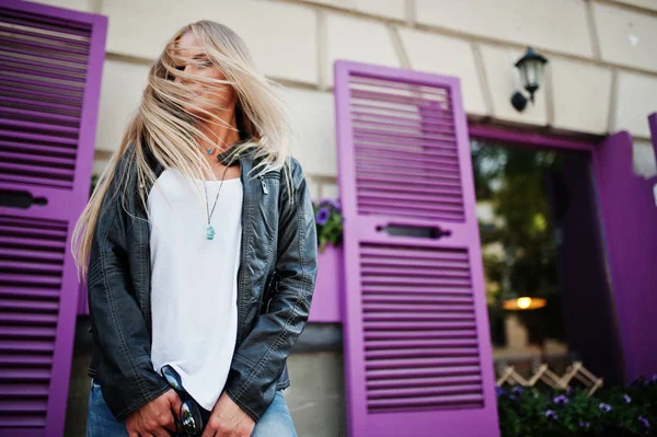 Mulher loira elegante usar em jeans e casaco posado na rua ag — Fotografia de Stock