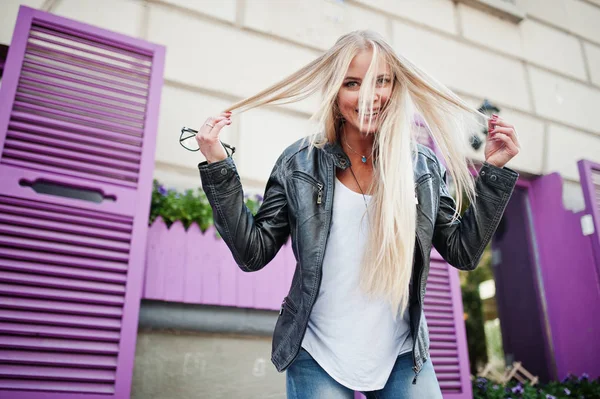 Mulher loira elegante usar em jeans e casaco posado na rua ag — Fotografia de Stock